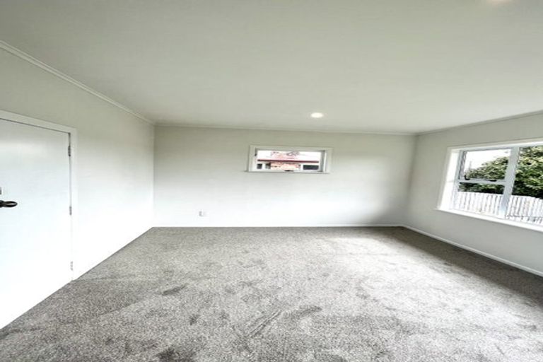 Photo of property in 50 Farquhar Road, Glendene, Auckland, 0602