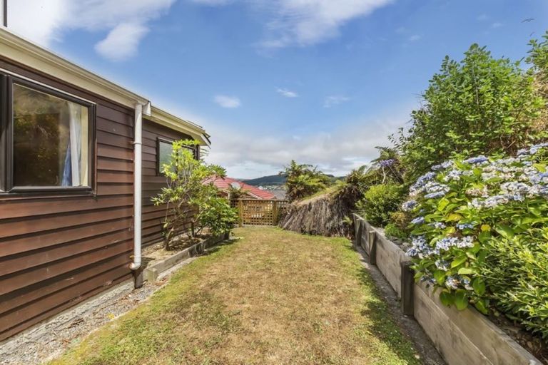 Photo of property in 18 Ordley Grove, Tawa, Wellington, 5028