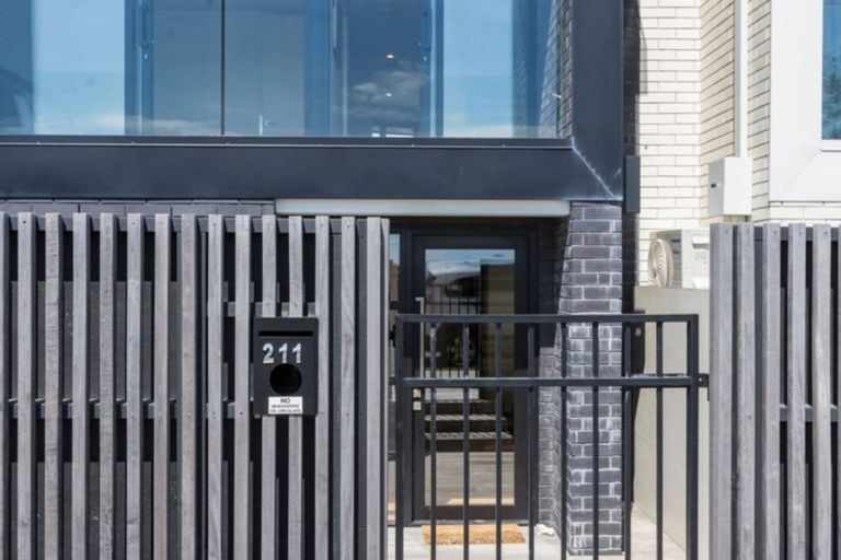 Photo of property in 211 Marine Parade, Mount Maunganui, 3116