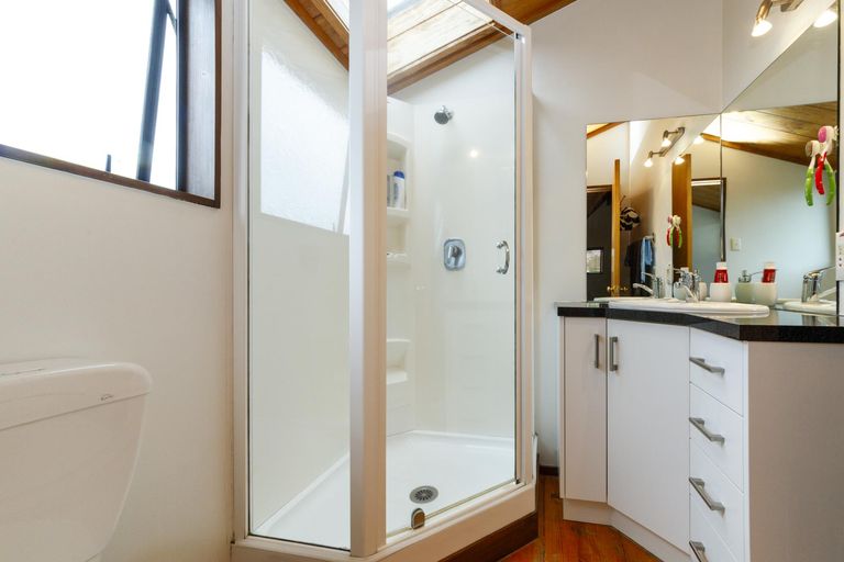 Photo of property in 11 Hillgrove Place, Fitzherbert, Palmerston North, 4410