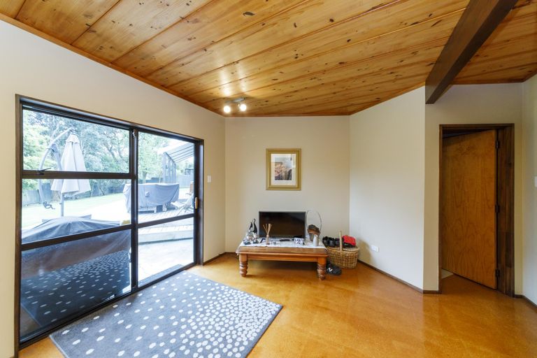 Photo of property in 11 Hillgrove Place, Fitzherbert, Palmerston North, 4410