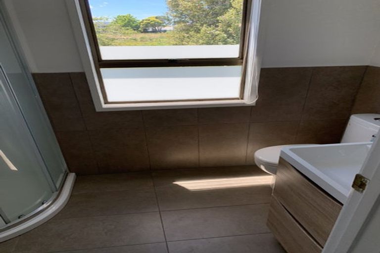 Photo of property in 2/15 Fairfax Avenue, Northcote, Auckland, 0627