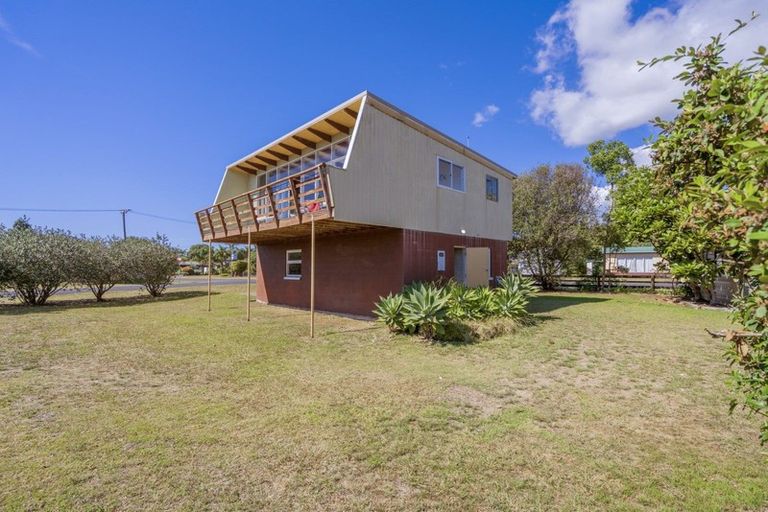 Photo of property in 50 Banks Street, Cooks Beach, Whitianga, 3591