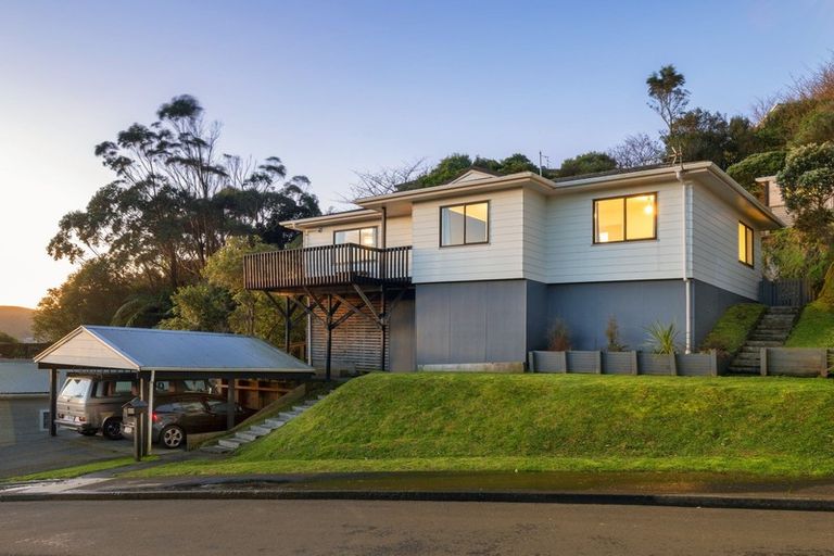 Photo of property in 25 Dominica Crescent, Grenada Village, Wellington, 6037