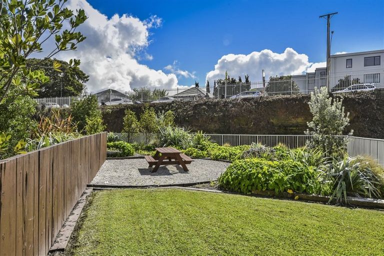 Photo of property in Shoal Haven Apartments, 207a/130 Anzac Street, Takapuna, Auckland, 0622