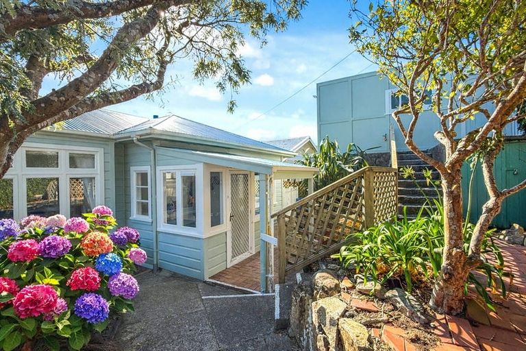 Photo of property in 97 Northland Road, Northland, Wellington, 6012