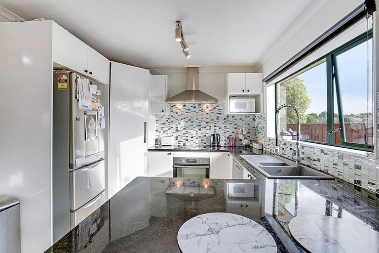 Photo of property in 17 Glenveagh Park Drive, Weymouth, Auckland, 2103