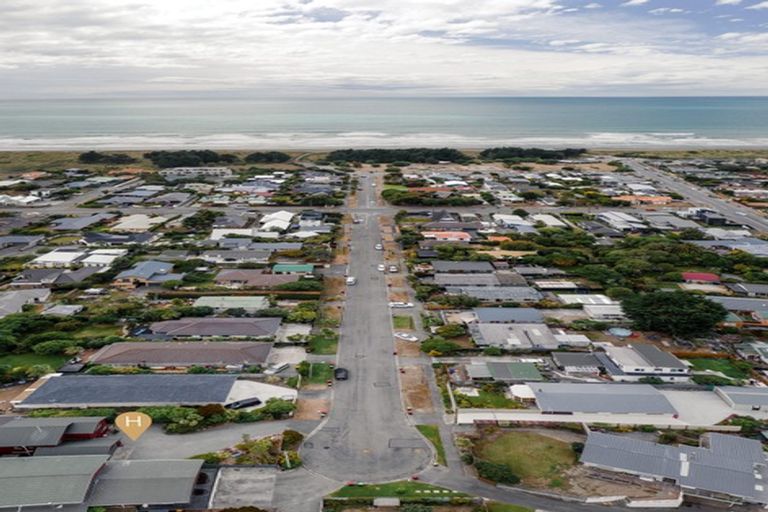 Photo of property in 37 Larnach Street, Waimairi Beach, Christchurch, 8083