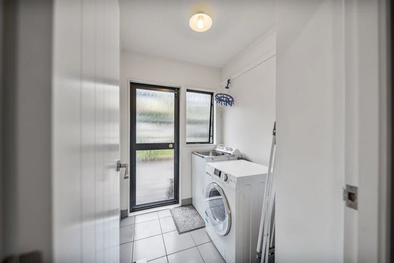 Photo of property in 10 Kirkdale Place, Northcross, Auckland, 0632
