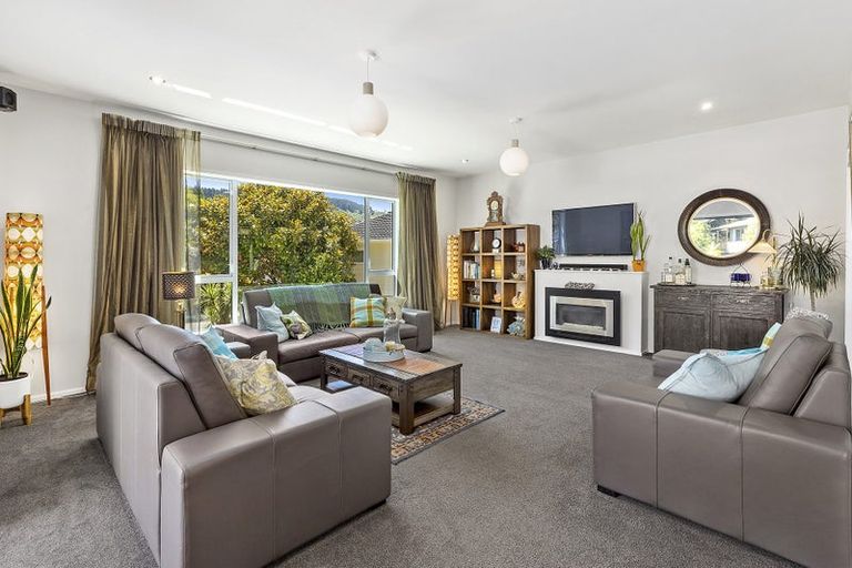 Photo of property in 15 Somerville Terrace, Tawa, Wellington, 5028