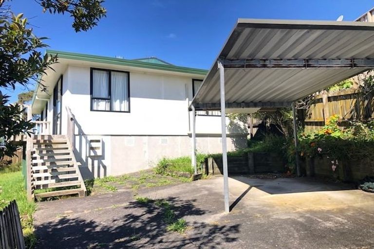 Photo of property in 2/2 Grenadine Place, Unsworth Heights, Auckland, 0632