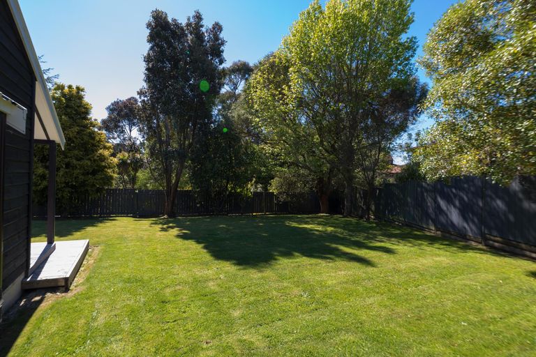 Photo of property in 11 Hillgrove Place, Fitzherbert, Palmerston North, 4410