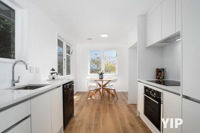 Photo of property in 106 Ruskin Road, Newlands, Wellington, 6037