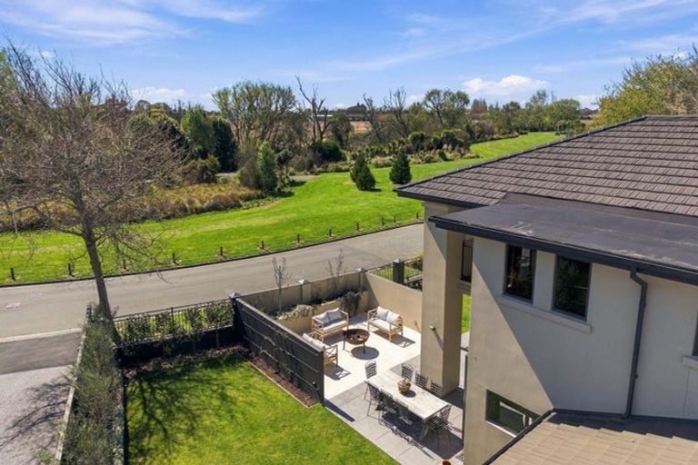 Photo of property in 40 Willowview Drive, Redwood, Christchurch, 8051
