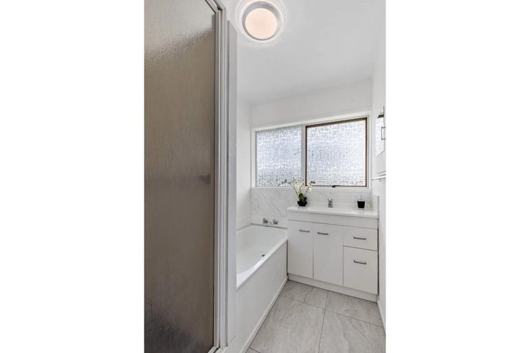 Photo of property in 2/12 Hollyhock Place, Browns Bay, Auckland, 0630