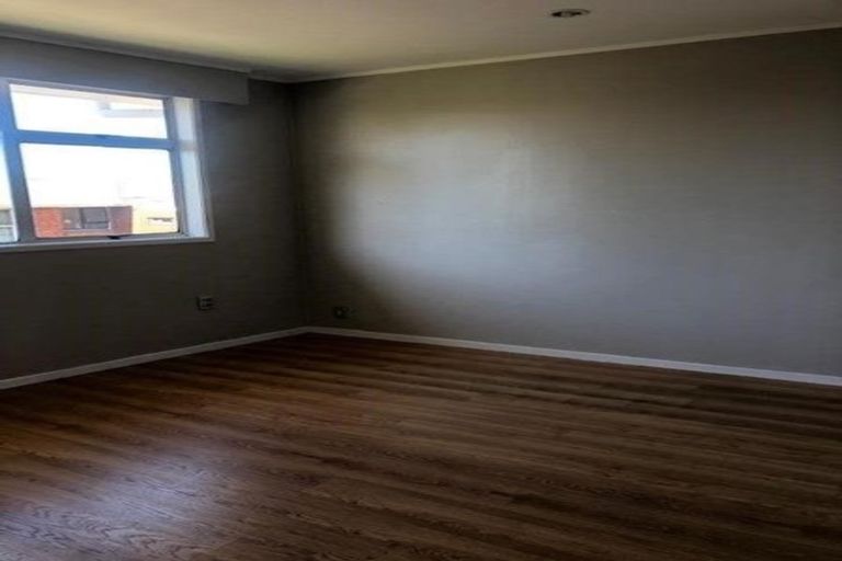 Photo of property in 1/84 Greenslade Crescent, Northcote, Auckland, 0627