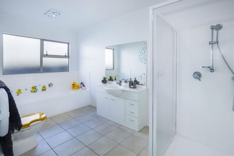 Photo of property in 3 Tararua Close, Aotea, Porirua, 5024