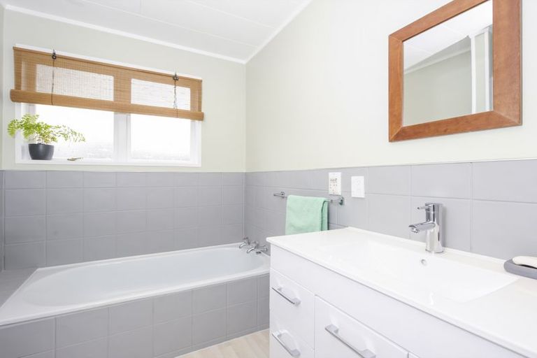 Photo of property in 83 Sunnyvale Road, Massey, Auckland, 0614