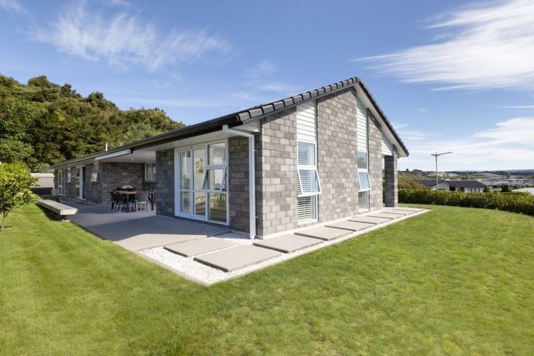 Photo of property in 18 Ellesmere Close, Pyes Pa, Tauranga, 3112