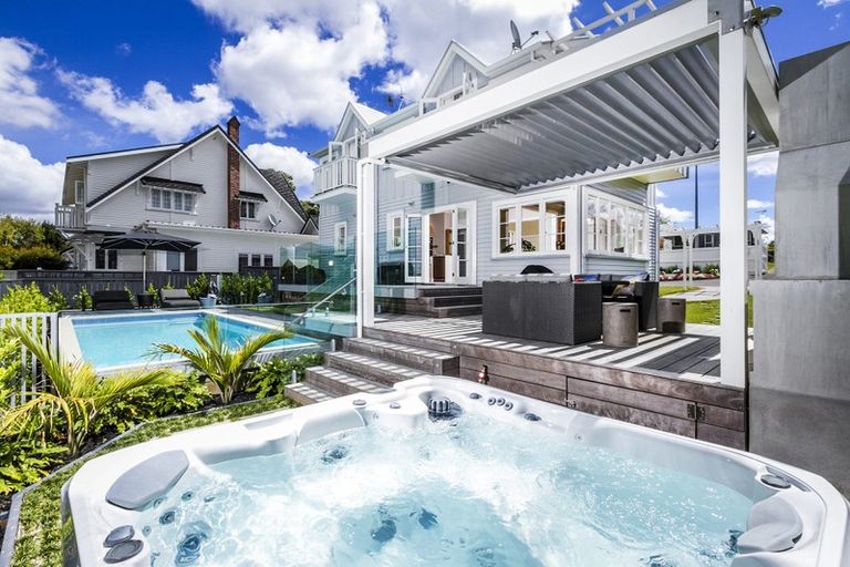 Photo of property in 209 Hurstmere Road, Takapuna, Auckland, 0622