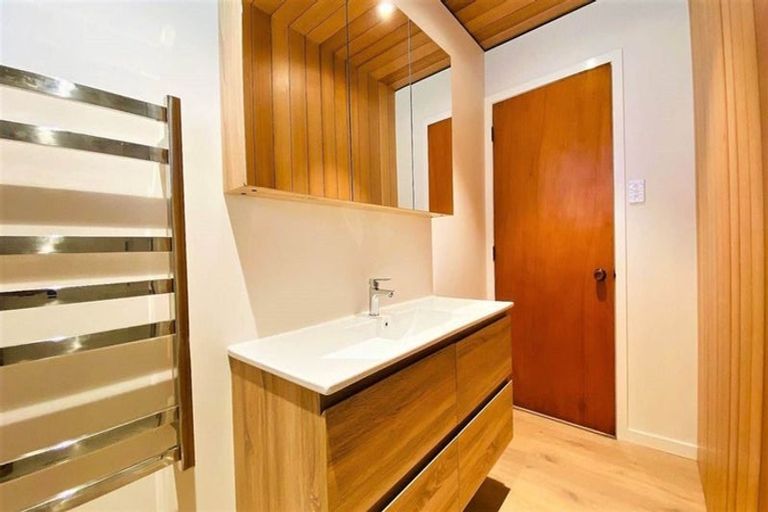 Photo of property in 2/6 Cresta Avenue, Beach Haven, Auckland, 0626