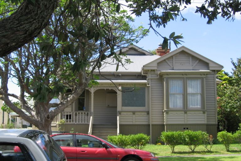 Photo of property in 12 Russell Street, Stanley Point, Auckland, 0624