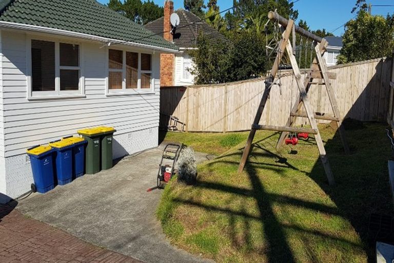 Photo of property in 2/31 Beaubank Road, Kelston, Auckland, 0602