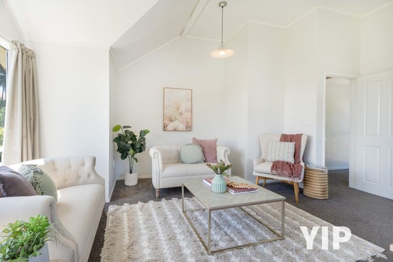 Photo of property in 5 Pimlico Place, Newlands, Wellington, 6037