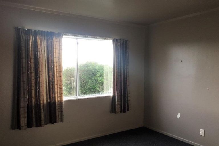 Photo of property in 7a Chetwode Grove, Newlands, Wellington, 6037