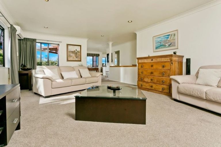Photo of property in 2/10 Kiteroa Terrace, Rothesay Bay, Auckland, 0630
