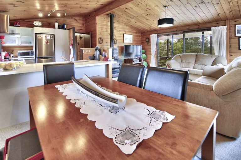 Photo of property in 32 Longfellow Parade, Glen Eden, Auckland, 0604