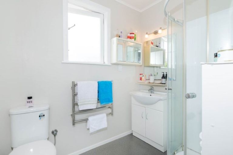 Photo of property in 5b Sheehan Road, Te Atatu South, Auckland, 0610