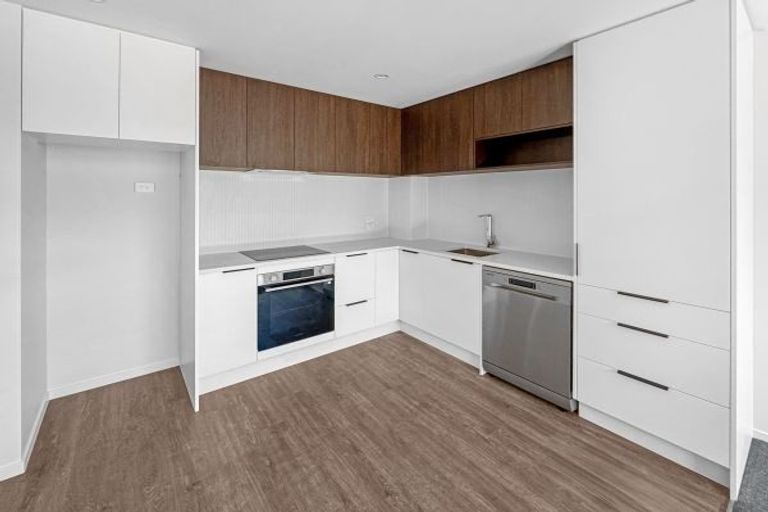 Photo of property in 2/79 Edmonton Road, Henderson, Auckland, 0612