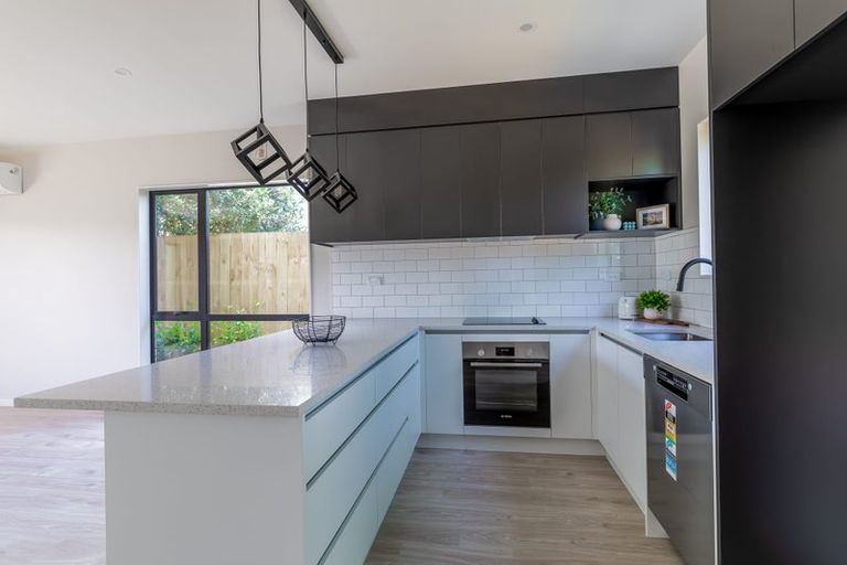 Photo of property in 7/11 Karamu Street, Te Atatu Peninsula, Auckland, 0610