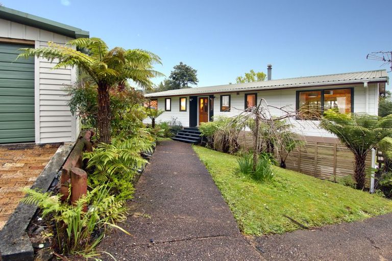 Photo of property in 32 Longfellow Parade, Glen Eden, Auckland, 0604
