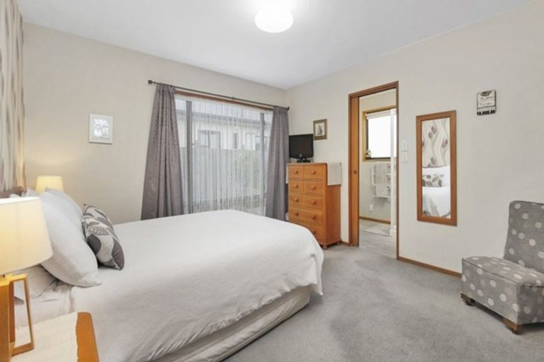 Photo of property in 2/113 Avonhead Road, Avonhead, Christchurch, 8042