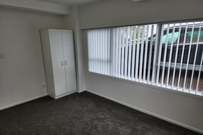 Photo of property in 623 Glenfield Road, Totara Vale, Auckland, 0629
