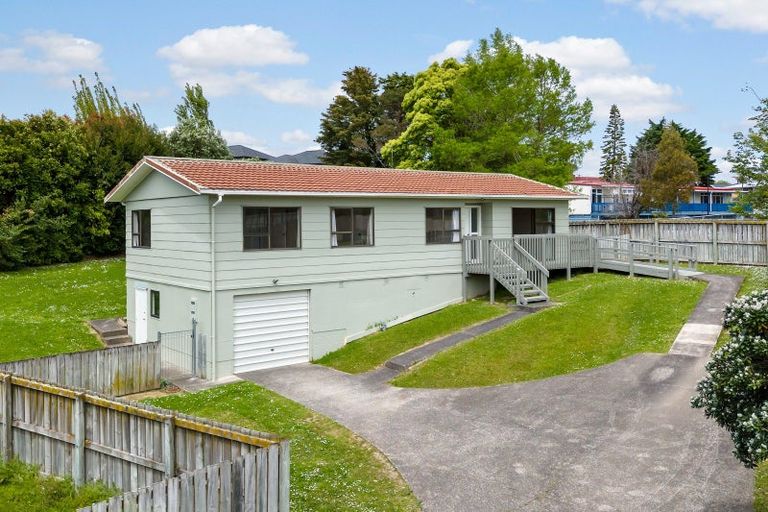 Photo of property in 18 Reinga Place, Massey, Auckland, 0614
