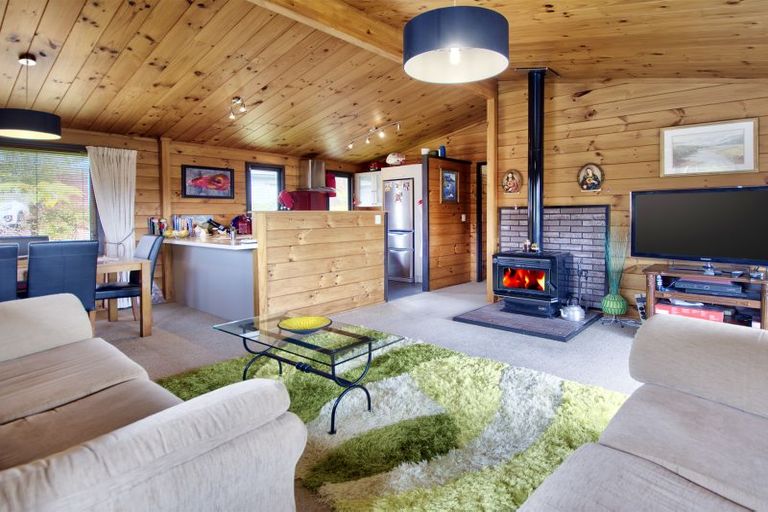 Photo of property in 32 Longfellow Parade, Glen Eden, Auckland, 0604