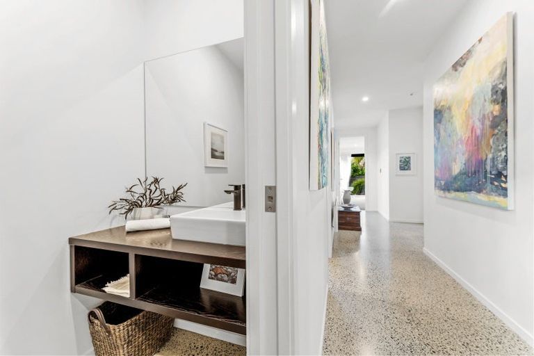 Photo of property in 6 Sandpiper Avenue, Point Wells, 0986