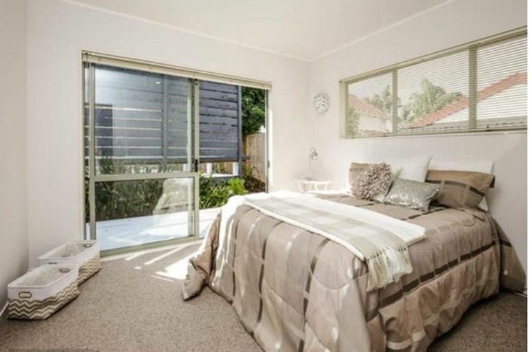 Photo of property in 1 Bridgehead Cove, West Harbour, Auckland, 0618