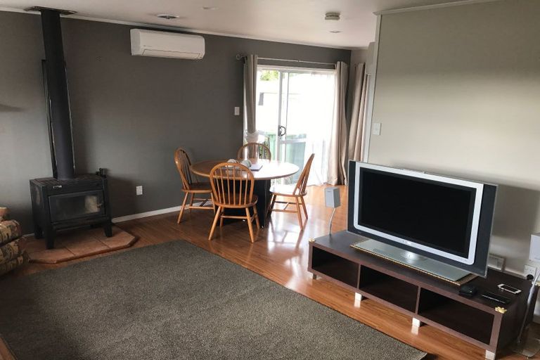 Photo of property in 3 Celeste Place, Totara Vale, Auckland, 0627