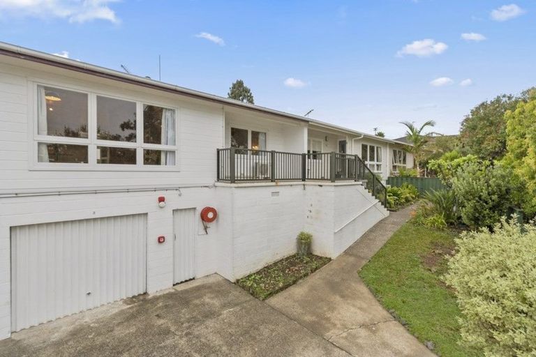 Photo of property in 2/15 Selwyn Crescent, Forrest Hill, Auckland, 0620