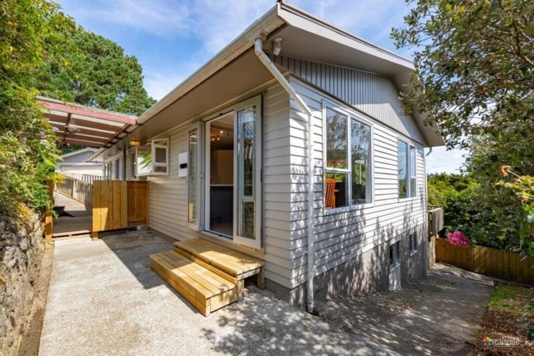 Photo of property in 32 Vista Crescent, Maoribank, Upper Hutt, 5018