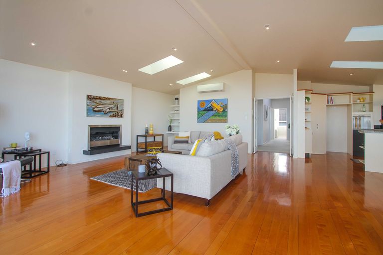 Photo of property in 99 Pupuke Road, Northcote, Auckland, 0627