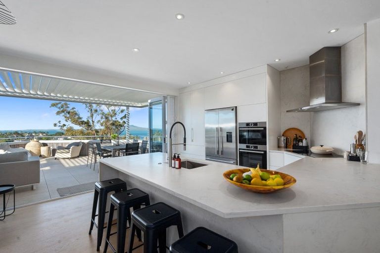 Photo of property in 2/39 Eastcliffe Road, Castor Bay, Auckland, 0620