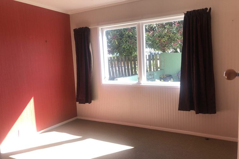 Photo of property in 37 Takapu Street, Henderson, Auckland, 0612