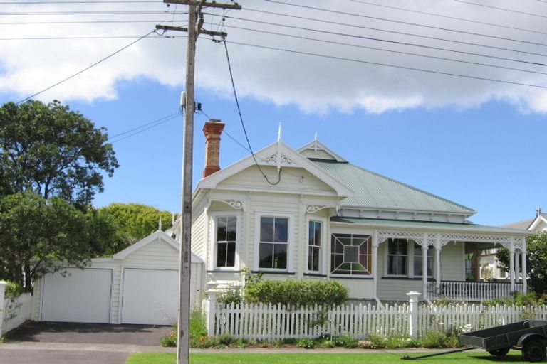 Photo of property in 8 Russell Street, Stanley Point, Auckland, 0624