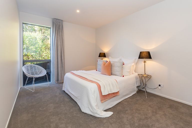 Photo of property in 10 Hilltop Lane, Mount Pleasant, Christchurch, 8081