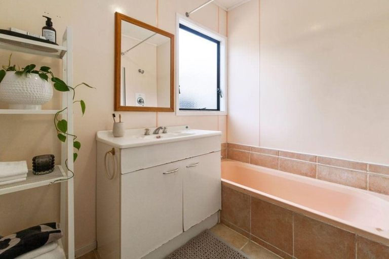 Photo of property in 21 Redlands Grove, Swanson, Auckland, 0612